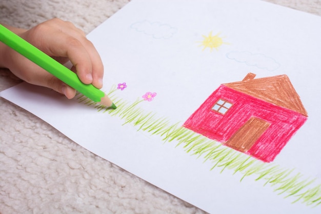 Enfant dessinant des dessins créatifs à la maison