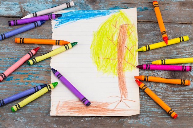 Photo l'enfant dessine un arbre. fait main. projet de créativité des enfants, artisanat, artisanat pour les enfants
