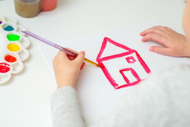 L'enfant dessine une maison