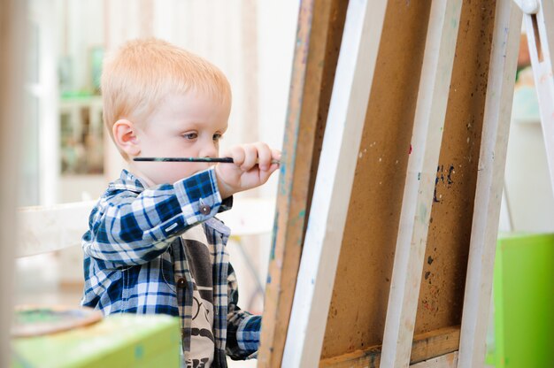 Photo un enfant dessine une peinture sur une leçon d'art