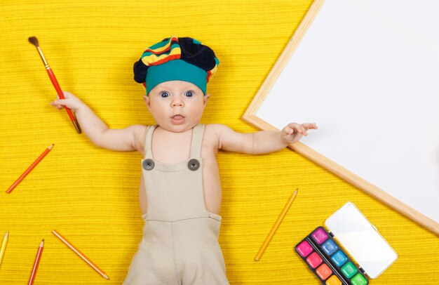 Enfant dessiner avec des crayons. Le passe-temps éducatif développe la créativité