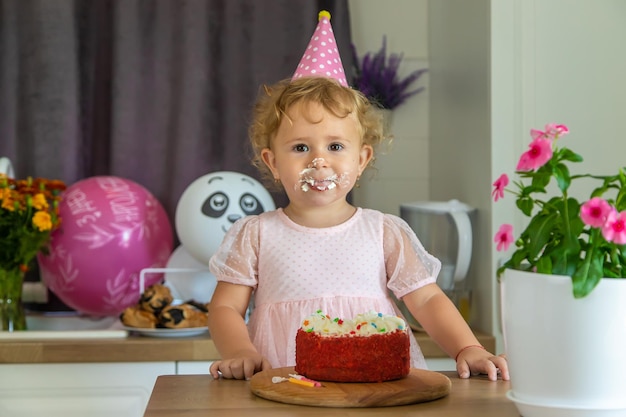 L'enfant a deux ans avec un gâteau et des bougies Mise au point sélective