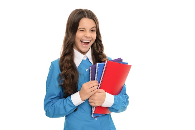 Enfant de développement de la petite enfance avec étudiant adolescent devoirs isolé sur blanc