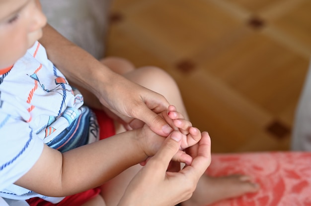 L'enfant donne du sang pour analyse