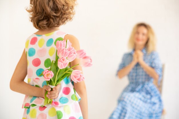 Enfant, donner, femme, bouquet, de, tulipes