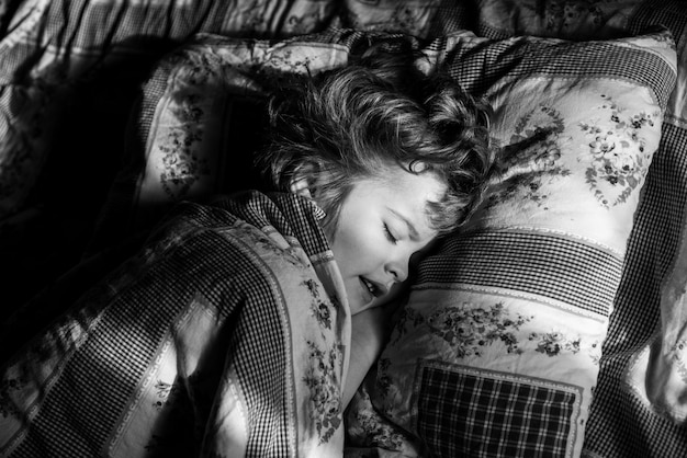 Enfant dormant dans le lit adorables petits enfants se reposent endormis profitent d'un bon sommeil ou d'une sieste paisible et sain