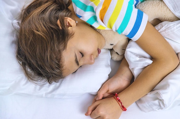 L'enfant dort le matin au lit Mise au point sélective