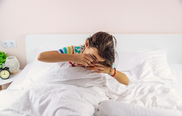 L'enfant dort le matin au lit Mise au point sélective