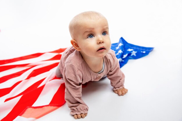 Enfant avec drapeau américain. L'avenir des générations. Fond blanc. Espace pour le texte.