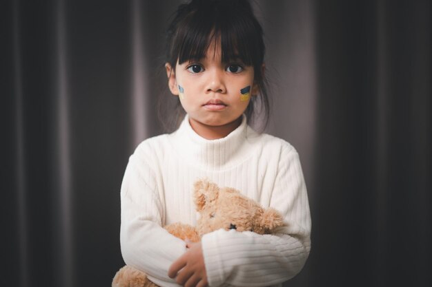 Un enfant avec le drapeau de l'Ukraine pleure Tristesse Désir d'espoir Larmes d'enfants de la guerre Evacuation des civils Liberté vers l'Ukraine