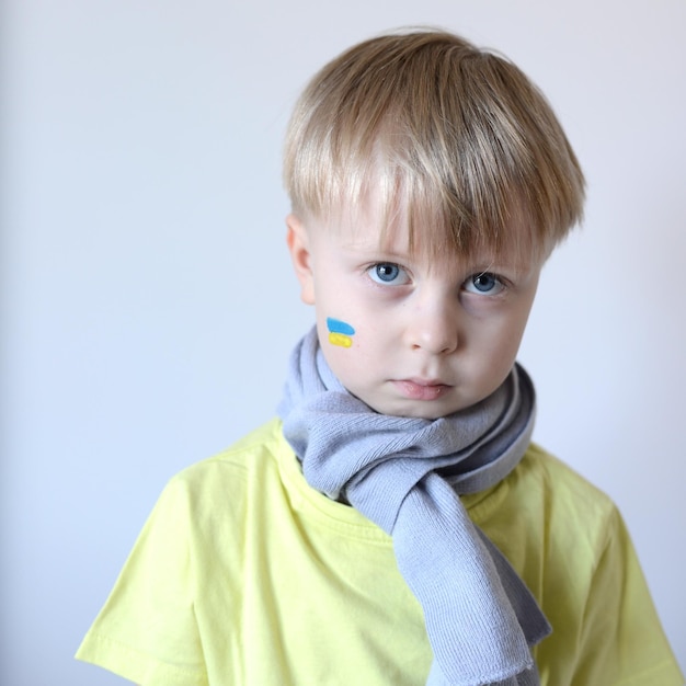 Un enfant avec le drapeau de l'Ukraine