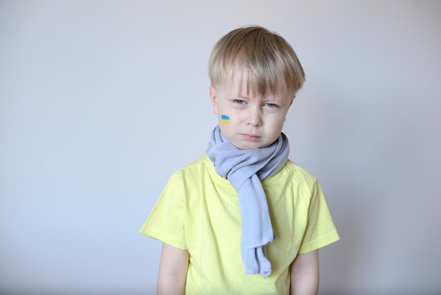 Un enfant avec le drapeau de l'Ukraine