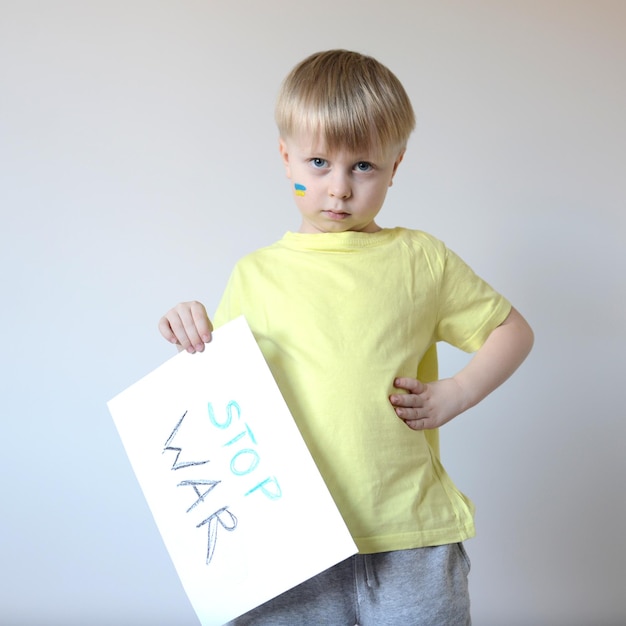 Un enfant avec le drapeau de l'Ukraine