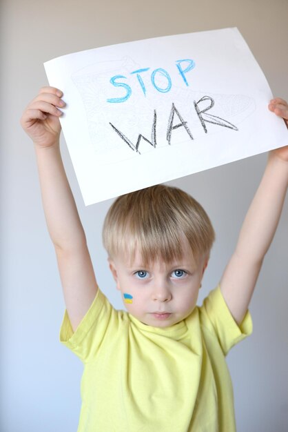 Un enfant avec le drapeau de l'Ukraine