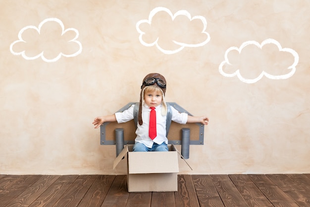 Enfant drôle avec des ailes de papier jouet