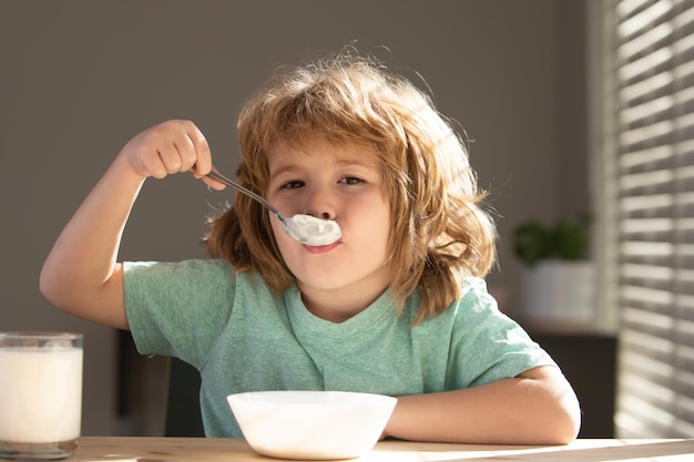 Enfant drôle avec assiette de soupe enfant dîner