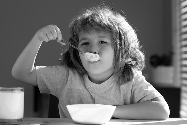 Enfant drôle avec assiette de soupe enfant dîner