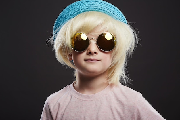 Enfant drôle avec chapeau de lunettes et perruque