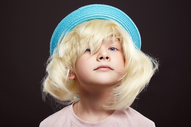 Enfant drôle en chapeau et perruque