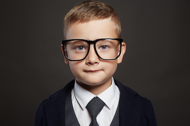 Enfant drôle en costume et lunettes