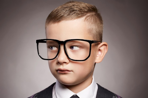 Enfant drôle en costume et lunettes