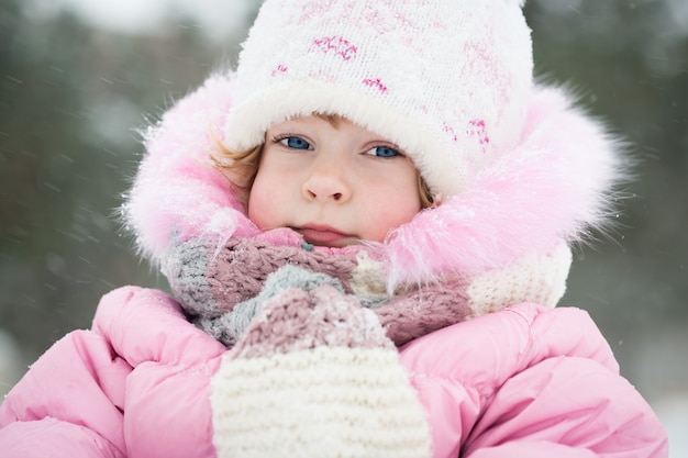 Enfant drôle dans le parc d'hiver