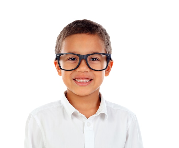 Enfant drôle avec de grandes lunettes rire