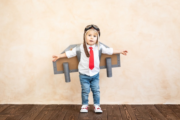 Enfant drôle avec jet pack en carton jouet