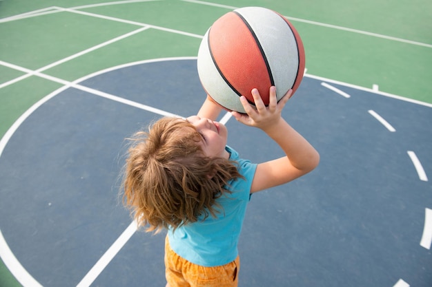 Enfant drôle jouer au basket-ball Portrait de sport pour enfants