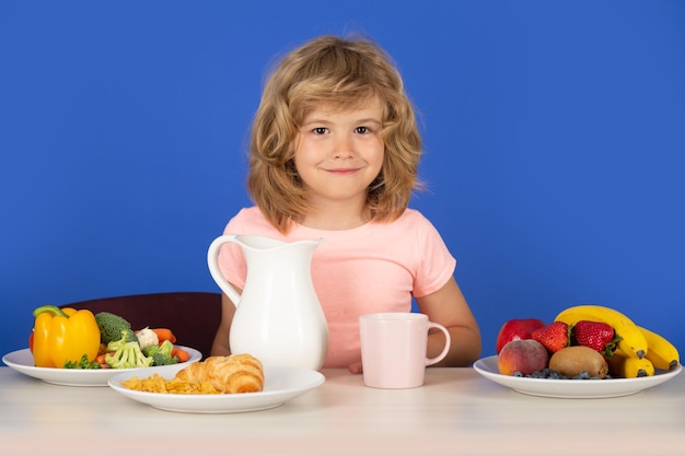 Enfant avec du lait laitier enfant avec du lait est versé d'une cruche dans un verre