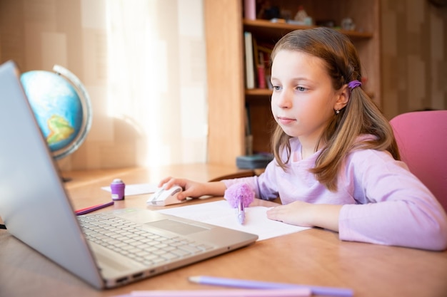 Enfant d'école d'apprentissage à distance en ligne avec ordinateur ayant une conversation par vidéoconférence avec l'enseignant et le groupe de classe