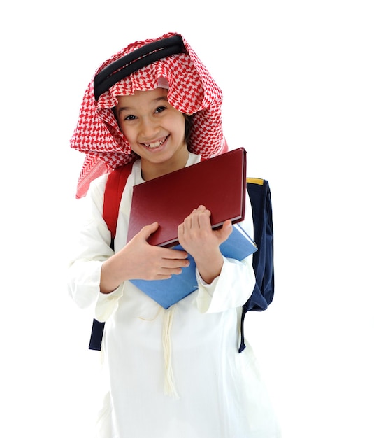 Enfant de l'école arabe du Moyen-Orient avec des livres