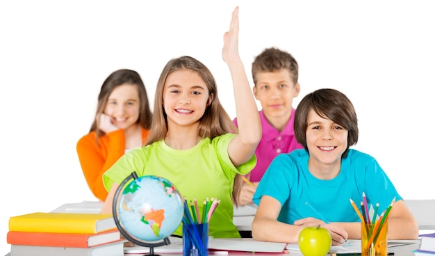 Enfant de l'école avec la main levée dans la salle de classe