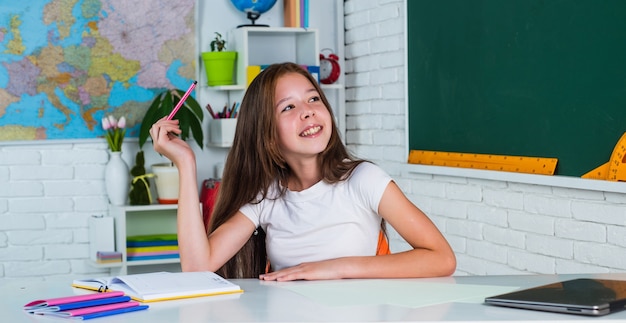 Enfant de l'école primaire en classe, Éducation.