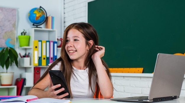 Enfant de l'école primaire en classe