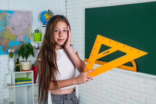 Enfant D'écolière élégant étudiant Ses Devoirs Pendant La Leçon De Concept D'enseignement Des Mathématiques