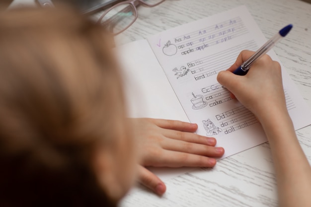 un enfant écrit sur du papier