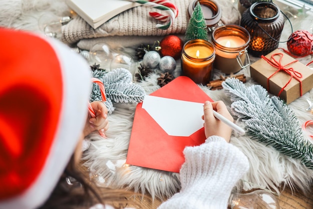 L'enfant écrit Une Lettre Pour Le Père Noël L'ambiance Familiale Du Nouvel An