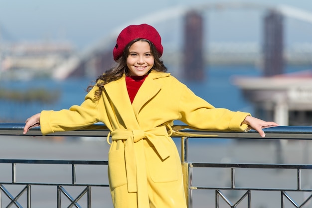 Enfant élégant en béret et manteau parisien. petite fille en plein air. Un temps de printemps. Tendance automne. petite fille heureuse. Regard de mode d'enfant. Petite femme d'affaires. Petite beauté élégante. Fille à la mode.