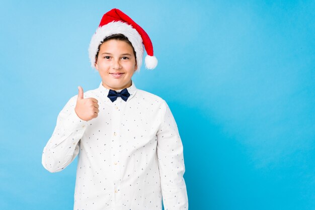 Enfant élégant coiffé d'un bonnet de Noel un jour de Noël