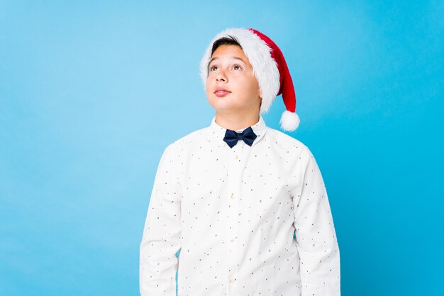 Enfant élégant coiffé d'un bonnet de Noel un jour de Noël