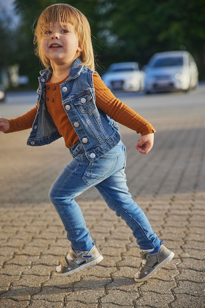 Enfant élégant jouant dans le parking