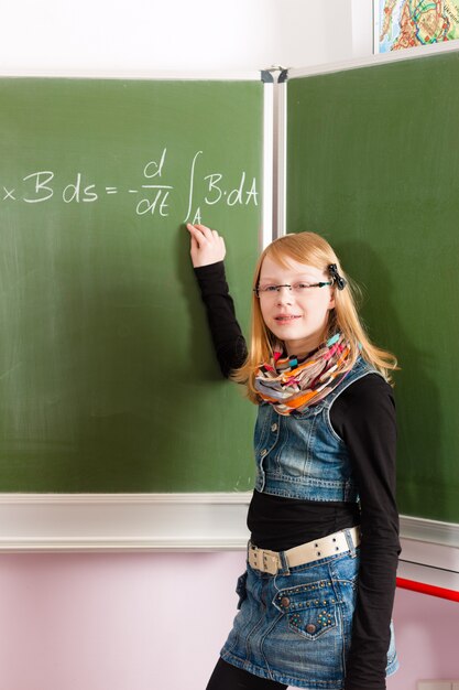 Enfant Ou élève Au Tableau à L'école