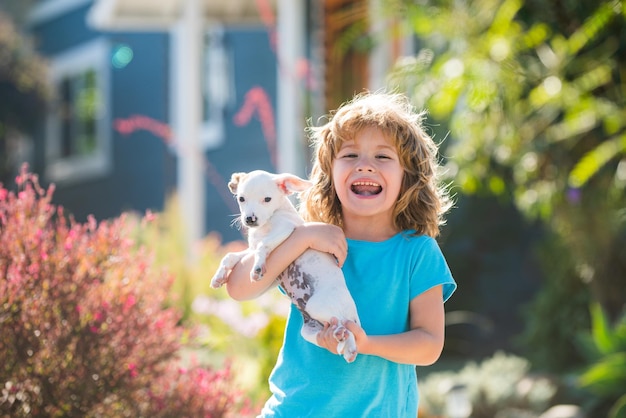 L'enfant embrasse avec amour ses amis de câlin de chien de compagnie