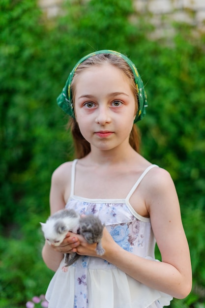 L'enfant embrasse un chat. Petite fille de 8 à 9 ans s'amuse avec un chaton