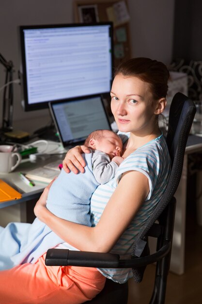 Enfant endormi nouveau-né dans les mains de la mère