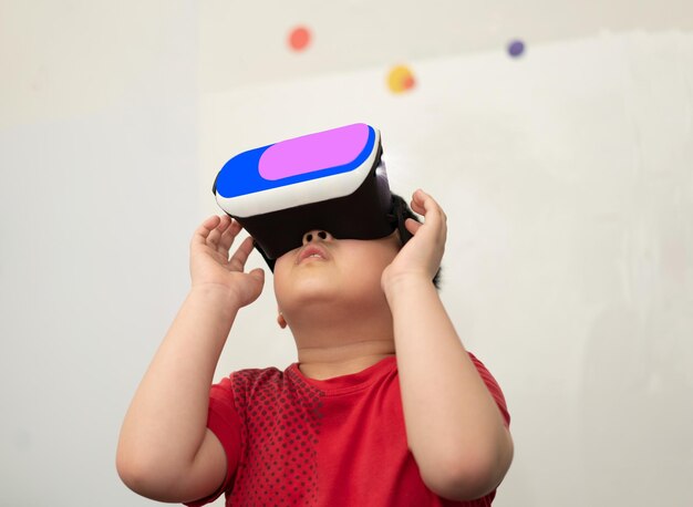 Enfant enfant utilise la réalité vidéo vr pour entrer dans le cyberespace internet se connecter au métaverse