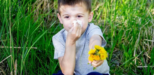 L'enfant est allergique aux fleurs de printemps