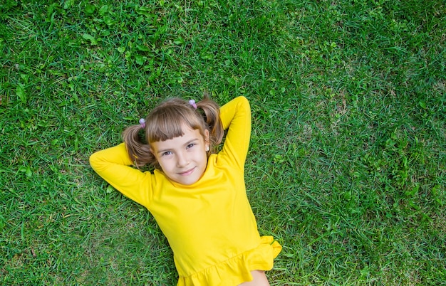 L'enfant Est Allongé Sur L'herbe.