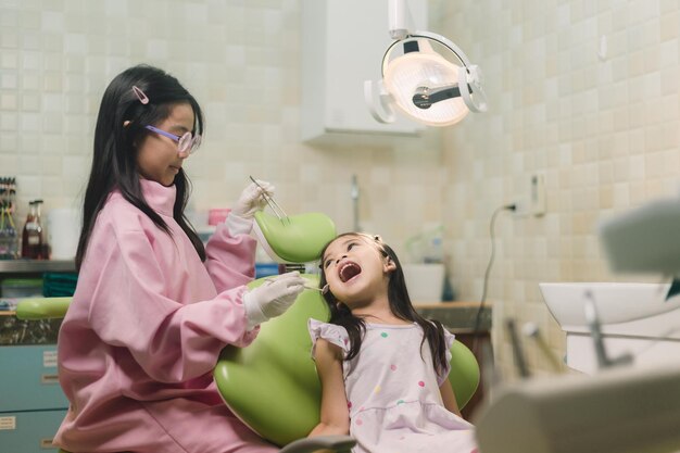Un enfant est examiné par un dentiste